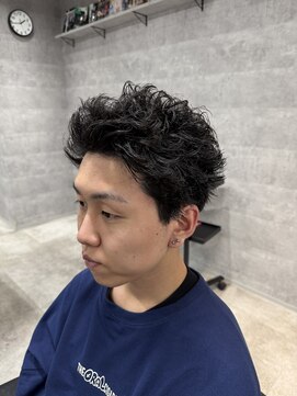 ルイス(L'wis) スーツ短髪ツーブロ束感スパイキーショートパーマ20代30代