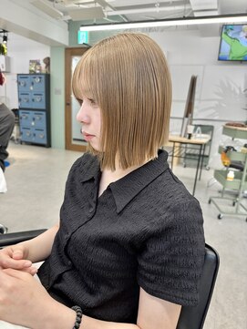 ヒビヲ(HIBIO) ショートボブ切りっぱなしボブタッセルボブミルクティーベージュ