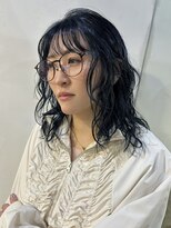 メイカ(MEIKA)&nbsp;【 ミディアムレイヤーパーマ × ブルーブラック 】浅野美紀