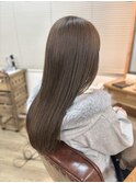 ロングスタイルの明るめ艶髪カラー