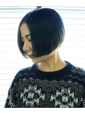 リップラインまで切り込んだボブと透き通るブルーグレージュ
