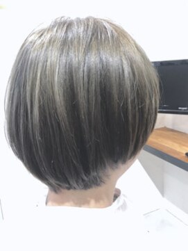 トンネルヘアー(Tunnel hair) ショートボブでメッシュ