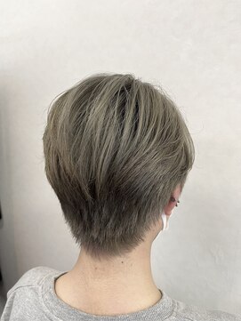 イブヘアー(eve. Hair) ガーリーショート×Wカラーシルバー