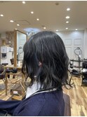【インナーカラーネイビーブルー×切りっぱなしボブ】
