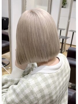ルッツ(Lutz. hair design) ホワイトベージュ【千代田彩夏】