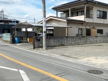 アルプス通りから来た場合店舗手前右に駐車場看板があります。