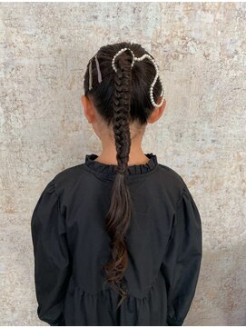 ファミーユプラス(famiiyu+) 【タイトポニーテール】結婚式/二次会/キッズヘアセット