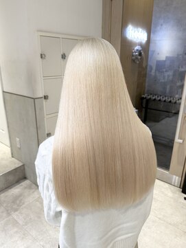 フリーラ 表参道(freera) ホワイトブロンド  美髪　イメチェン　外ハネボブ　ワイドバング