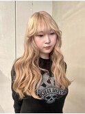 レイヤーカット×ハイトーンブロンド