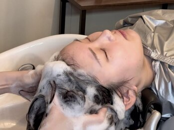 ヘアーディレクション オクハラ(hair direction okuhara)の写真/【尾道駅徒歩2分リピーター続出】多彩な技術を融合させた独自手技のヘッドスパで、癒しと美しさを両立