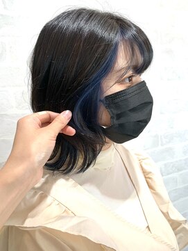 クラッチバイシオンアグリゲイト(CLUTCH by Zi-on aggregate) ブルーインナーカラー×外ハネボブ/地毛風カラー/モードレトロ