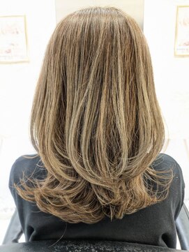 白髪ぼかしハイライト　明るい白髪染め　40代　50代