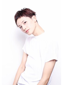 カラン(KARAN) 刈り上げベリーショート。