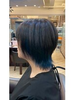 キャラ 池袋本店(CHARA)&nbsp;ウルフカットとネイビーブルーのインナーカラー【ウルフ/大村】