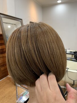 フリー(Free) 脱白髪染め白髪ぼかしシークレットハイライト×ショートヘアー