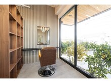MDGRの雰囲気（グレーを貴重とするシンプルな店内）
