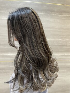 ラビス クローバー(Lovis clover) デザインカラー　レイヤーカット　ウェットヘア