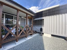 ヴァーチェ(virtue)の雰囲気（コンテナにウッドデッキが目印）