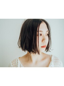 “白髪を隠す”から、“活かす”時代へ。utaのグレイカラーは、上品さと抜け感が絶妙。