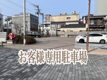 ビーシャンス(B.Chance)の雰囲気（店舗を右に曲がると、右手にこちらの駐車場がございます！）