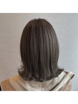 ムエベ(MUEBE) 切りっぱなしボブ×カーキグレージュカラー