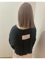 リムヘアーズボウグループ(Rim hairs BEAU group) ハイトーンイグレージュ×切りっぱなし