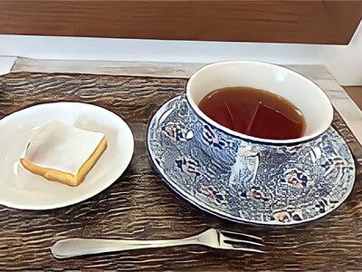 待ち時間はお茶とお菓子のサービスをしています♪