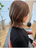 ベージュ×ぱっつんボブ