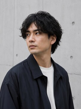 グースカ(guusca) 黒髪ニュアンスパーマ×大人センターパート
