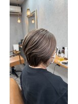 ベース(Bass)&nbsp;グレイメテオカラー×骨格ショートボブ