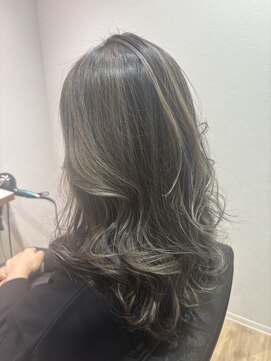 エレノア 越谷(Eleanor) クール系/コントラストハイライト/グレージュ/白髪ぼかし【RIE】