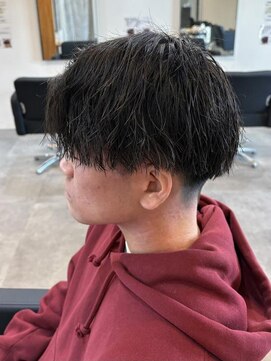 ヒュイル バイ ニアウ(Hwyl by Niau) MEN’S HAIR/ツイスパ/刈り上げセンターパート/伊勢崎市