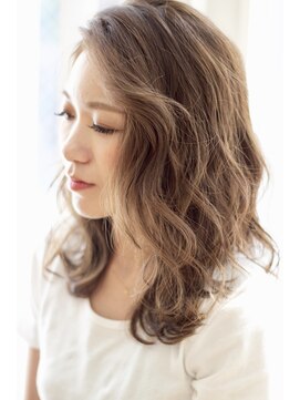 エイト オキナワ 沖縄新都心店(EIGHT okinawa) 波ウェーブ×パールベージュ×ミディアム