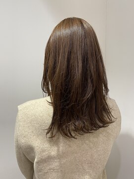 アリーズ シブヤ(ALLYS shibuya) レイヤースタイル　ブラウンベージュ　外ハネ