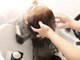 エイクス ヘア デザイン×美髪クリニック 千葉(AQs hair design)の写真/【美髪スパ×頭皮から美しく】マイクロスコープを使ったカウンセリングで頭皮の状態をチェック◎ [千葉駅]