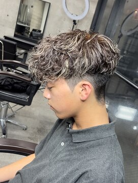 イーラ(era) スペインカール　刈り上げ眉カットツイストスパイラルパーマ