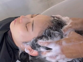 ジーナ 渋谷 表参道(JINA)の写真/「癒し」と「美髪」を、同時に叶える。35歳からの大人女性に贈る、上質なヘッドスパタイム。