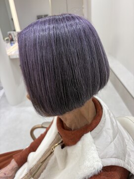 白髪を活かす上品パープル × コンパクトボブ