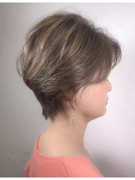 ウィロー(WILLOW) 【WILLOW】グレイヘアを活かしたハイトーンショート（井下貴史）