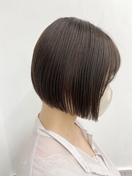 ネオリーブ クーロ(Neolive curro) ぱつっと前下がりボブ