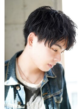 ライラ(Lyla) くしゃっと無造作なパーマが人気　前下がりマッシュ