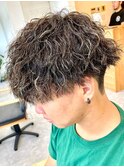 波巻きパーマセンターパートツイストスパイラルパーマ刈り上げ