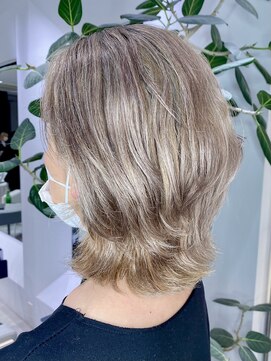 ステア ケース(stair case) 白髪染め卒業 ハイライトで白髪活かし 30代40代50代 脱白髪染め