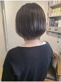 くすみと透明感ある短めくびれボブ