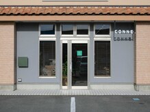 コンネ(CONNE.)の雰囲気(光る看板と緑のポストが目印)