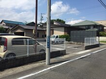 裏の駐車場はこちら。２・５・９・１０・12番にお停めください。