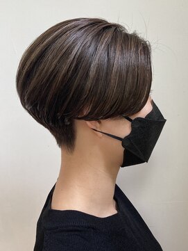 ルクール(Le Coeur) 大きめパーマで作る柔らか毛流れのハンサムショート