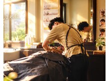 レオンプラス 具志川店(LEON plus+)の雰囲気（やわらかな光に包まれた癒し空間♪[メンズカット/メンズパーマ]）