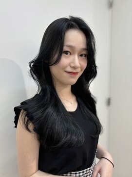 ユーフォリア 渋谷グランデ(Euphoria SHIBUYA GRANDE) 韓国ヘア レイヤーカット くびれ巻き ブルーブラック