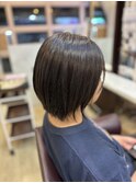 毛先に動きと軽さを出したショートボブスタイル